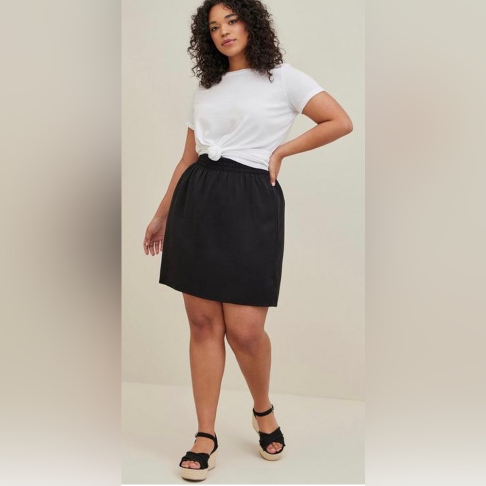 Torrid size 1 (14/16) black hi waist linen skirt. NEW with tag